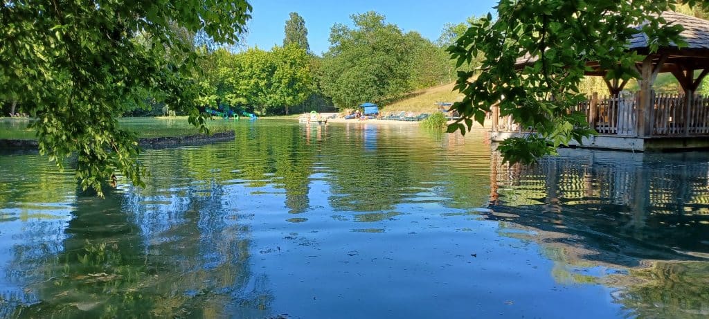 Camping Le Moulin De Surier : Le Lac De Baignade Le Surier