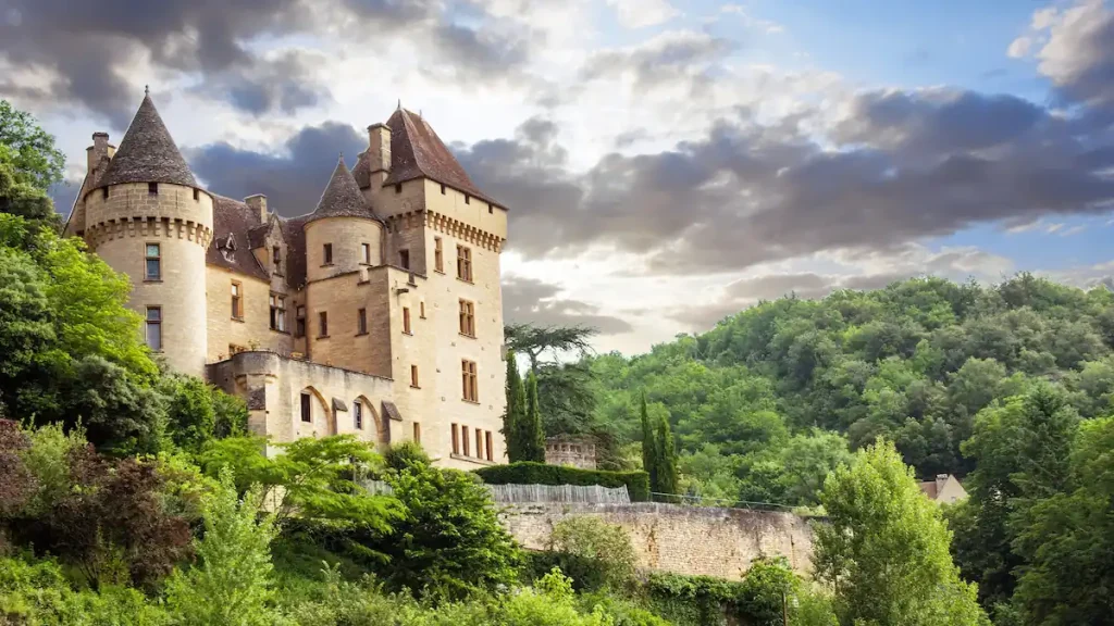 Le château de La Roche Gageac, une visite insolite près des hébergements en Dordogne