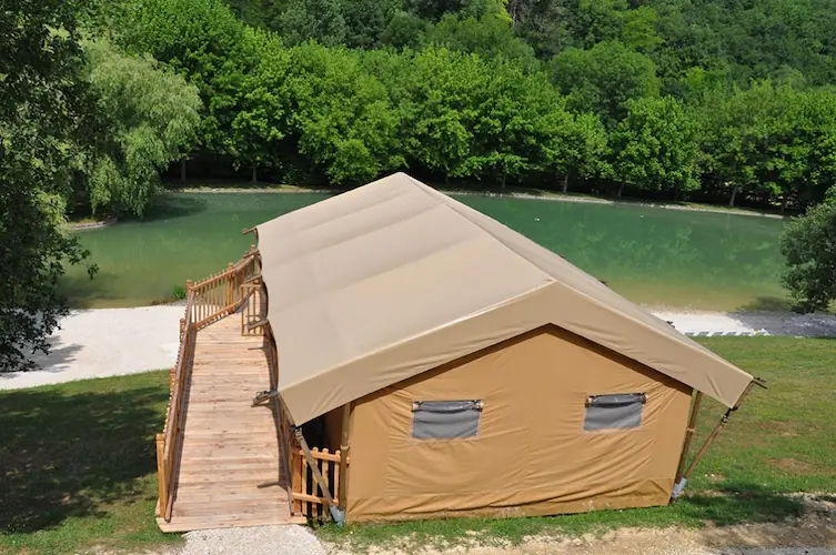 Camping Le Moulin De Surier : Tente Safari au bord du Lac en Dordogne