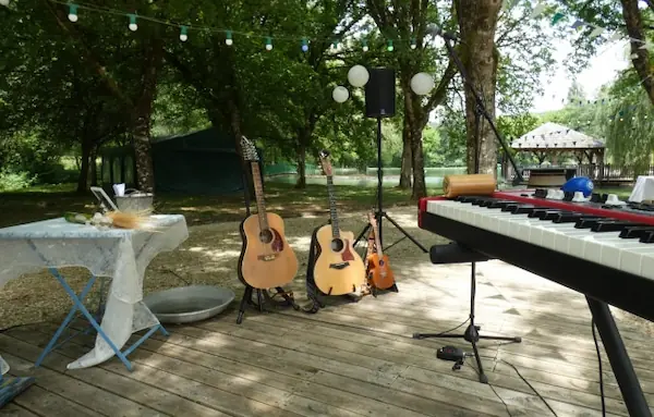 Animation musicale au camping familial dans le Périgord