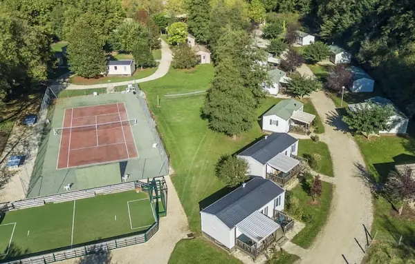 Le camping Moulin de Surier vu du ciel avec son court de tennis