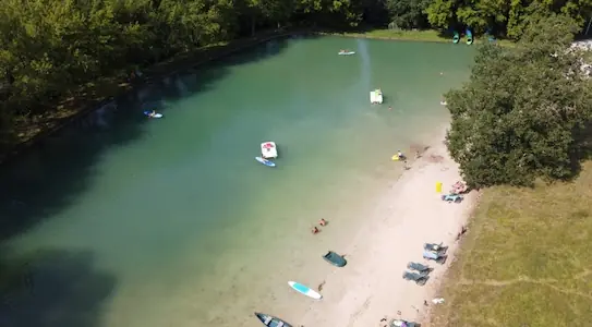 Le lac du camping en dordogne avec piscine proposant plein d'activités