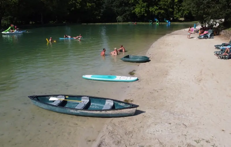 Activité canoe sur le lac du camping moulin de surier