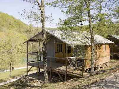 Lodge du Lac à l'ombre des arbres en Dordogne