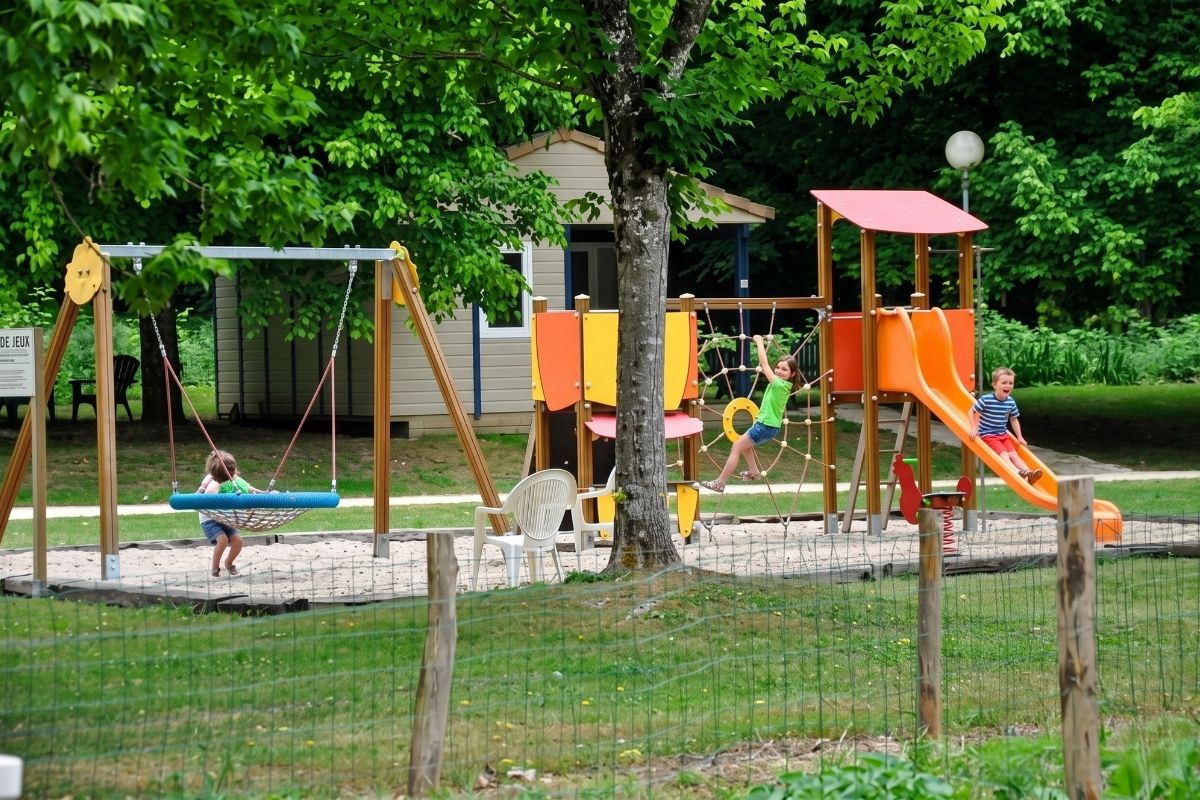 camping avec structures de jeux extérieur